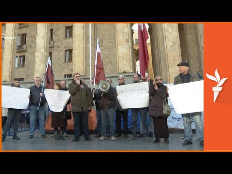 „თბილისის ომის“ დაწყების დღეს პარლამენტის წინ საპროტესტო აქცია გაიმართა